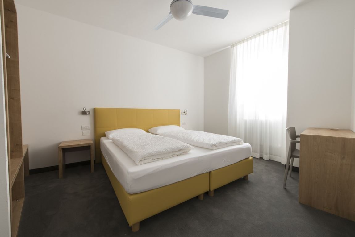 <i>Dreibettzimmer</i><span>1 Dreibettzimmer mit drei Einzelbetten und behindertengerecht ausgestattetem Bad <br /><br>

1 Dreibettzimmer mit Doppelbett, Einzelbett und behindertengerechtem Bad
	  </span>
