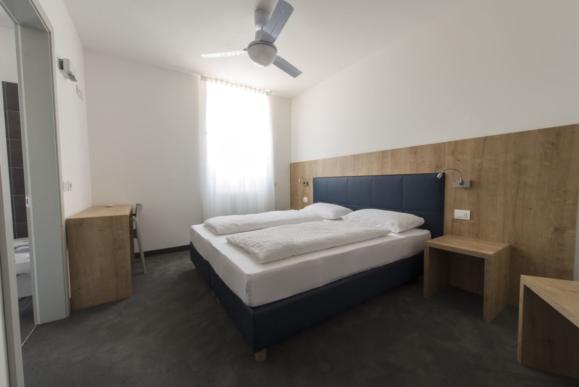 <i>Doppelzimmer</i><span>4 Doppelzimmer mit Fenster zur Hauptstraße der Altstadt <br><br>
1 Doppelzimmer mit Blick auf den für die Häuser des Ortes typischen Innenhof </span>