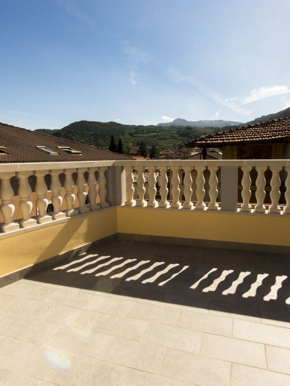 <i>Appartamento privato</i><span>1 appartamento mansardato con travi a vista, piccolo soggiorno/cucina (stoviglie comprese), aria condiziona
</span>